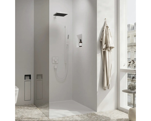 Salle de bains moderne avec douche, peignoir et fenêtre pour une ambiance lumineuse et conviviale.