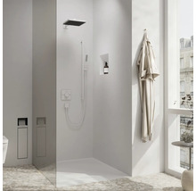 Helles Badezimmer mit Dusche, Handtuch und Fenster