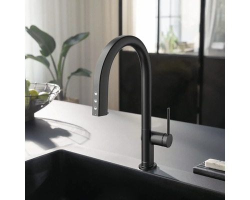 Küchenarmatur mit hohem Auslauf neben Spülbecken