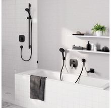 Salle de bains avec baignoire, robinet de douche et étagères murales