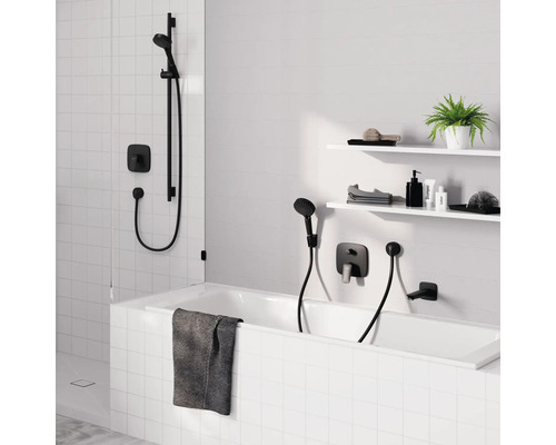 Badezimmer mit Badewanne, Duscharmatur und Wandregalen