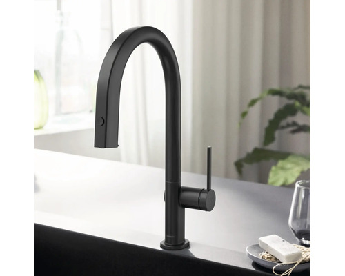 Schwarzer Küchenarmatur mit hohem Auslauf auf einer Spüle