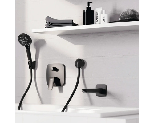 Badewannenarmatur mit Handbrause, Brauseschlauch und Ablage mit Badutensilien im Badezimmer