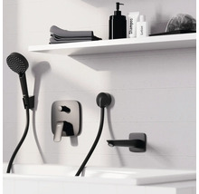 Robinet de salle de bain avec douchette et étagère avec shampooing, lotion et serviettes