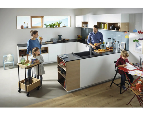 Cuisine moderne et lumineuse avec famille, îlot de cuisine, évier et rangements.