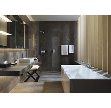 Modernes Badezimmer mit Badewanne, Waschtisch und grauen Fliesen