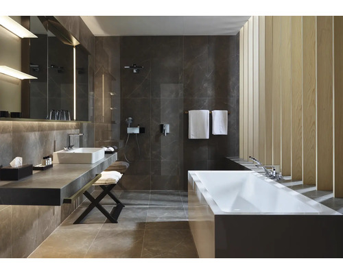 Salle de bains moderne avec baignoire, lavabo et carreaux gris