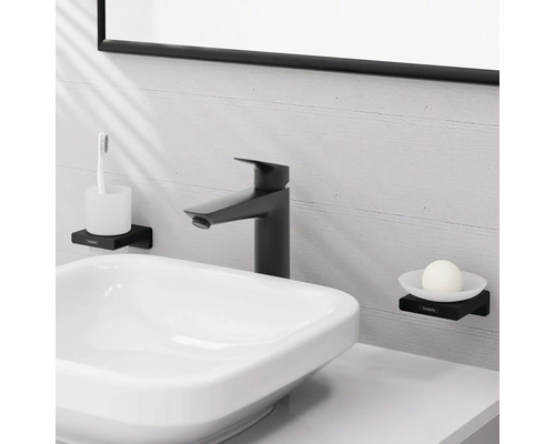 Salle de bains moderne avec lavabo, robinet, porte-savon et gobelet à brosse à dents