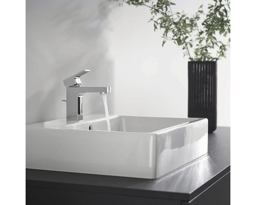 Lavabo avec robinet sur meuble sous-vasque dans salle de bain