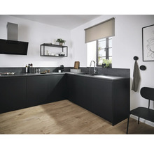 Moderne Küche mit dunklen Schränken, Arbeitsplatte und Holzboden für eine stilvolle Atmosphäre