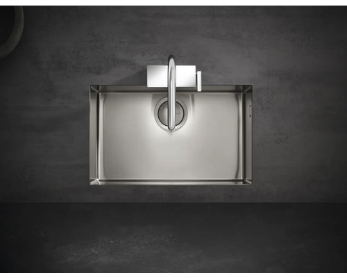 Aufnahme von oben eines rechteckigen Edelstahlspülbeckens mit Wasserhahn