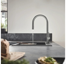 Küchenszene mit Wasserhahn, Spüle und Lebensmitteln auf einer Arbeitsplatte