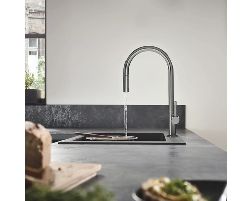 Scène de cuisine avec mitigeur d''évier, évier et aliments sur un plan de travail