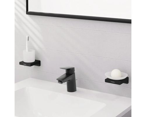 Lavabo de salle de bain avec robinet, porte-savon et porte-brosse à dents