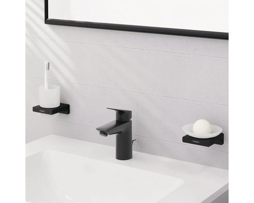 Badezimmer Waschbecken mit Armatur, Seifenschale mit Seife und Zahnbürstenhalter