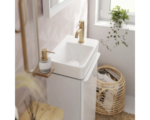 Kleines Badezimmer mit Aufsatzwaschbecken, Armatur, Unterschrank und Korb