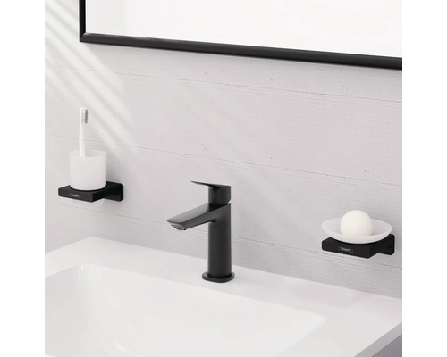 Waschbecken mit Armatur, Seifenschale mit Seife und Zahnputzbecher mit Zahnbürste