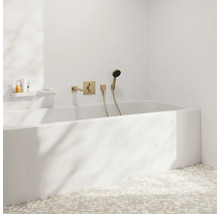 Eingebaute Badewanne mit goldener Duschgarnitur und Badarmatur