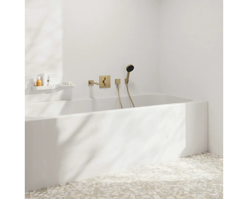 Baignoire intégrée avec ensemble de douche et robinetterie de baignoire dorés