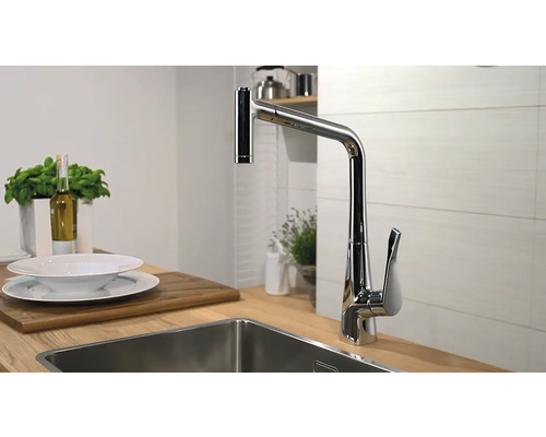 Küchenszene mit Spüle und modernem, verchromtem Wasserhahn