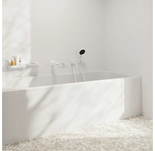 Salle de bain moderne avec baignoire, douchette et étagère de rangement