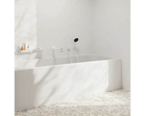 Salle de bain moderne avec baignoire, douchette et étagère de rangement