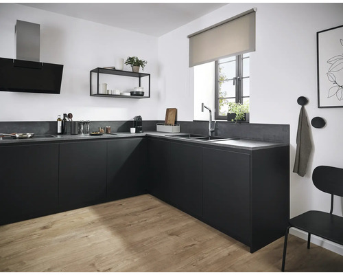Moderne Küche mit schwarzen Schränken, Arbeitsplatte, Spüle, Armatur und Dunstabzugshaube.
