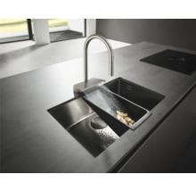 Spüle mit Abtropffläche und Wasserhahn auf einer Küchentheke