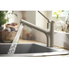 Küchenarmatur aus Metall mit fließendem Wasser in einem Spülbecken