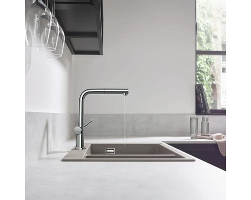 Küchenszene mit Spüle und Wasserhahn im modernen Design