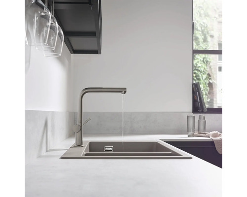 Küchenszene mit Spüle, Wasserhahn und Abtropffläche auf einer Arbeitsplatte