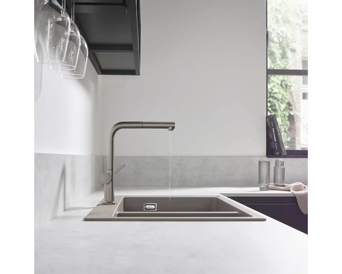 Küchenszene mit Spüle, Armatur und Gläserhalter