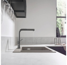 Scène de cuisine avec évier et robinet avec eau courante