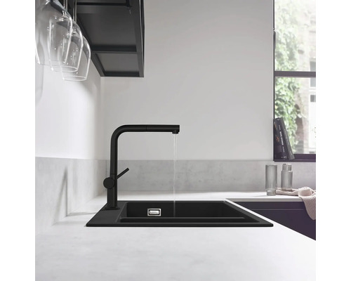 Schwarze Küchenspüle mit Wasserhahn in einer modernen Küche