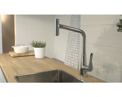 Küchenszene mit Spültischarmatur aus Metall, Spülbecken und Arbeitsplatte