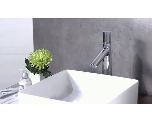 Lavabo de salle de bains moderne avec robinet, distributeur de savon et décoration florale