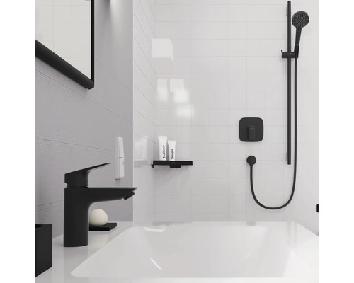 Modernes Badezimmer mit schwarzer Armatur, Brausegarnitur und weißen Fliesen
