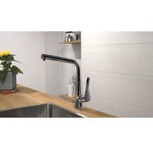 Robinet de cuisine en métal avec douchette extractible sur l''évier