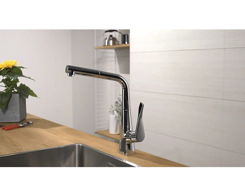 Robinet de cuisine en métal avec douchette extractible sur l''évier