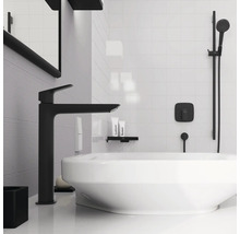 Modernes Badezimmer mit schwarzer Armatur, weißem Waschbecken und Duschkopf.