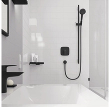 Badezimmer mit Badewanne, Armatur und Duschkopf