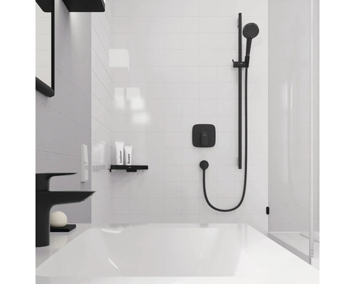 Badezimmer mit Badewanne, Armatur und Duschkopf