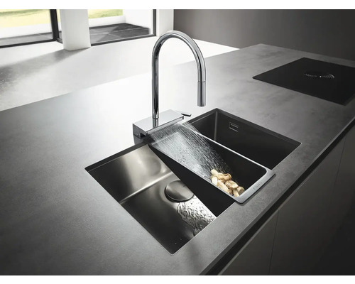 Spüle mit Wasserhahn und Abtropffläche auf einer Küchentheke