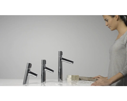 Drei Armaturen unterschiedlicher Höhe neben einer Frau im Bad