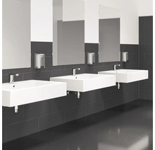 Drei Waschbecken mit Spiegeln und Seifenspendern in einem Badezimmer.