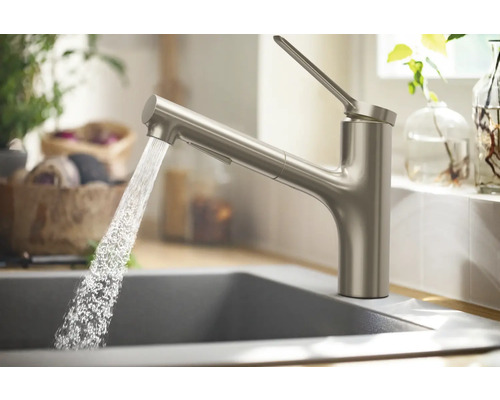 Robinet de cuisine en métal avec de l''eau qui coule dans un évier