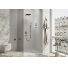 Helles Badezimmer mit Toilette, Dusche, Bademantel und Tisch am Fenster