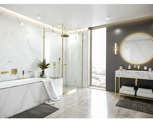 Salle de bains élégante avec douche, baignoire, lavabo et miroir