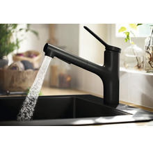 Schwarze Küchenarmatur mit Wasserauslauf in einem Spülbecken