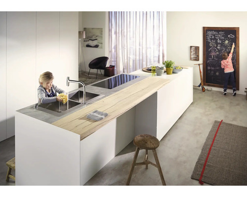 Helle Küche mit Kücheninsel, Spüle und spielendem Kind